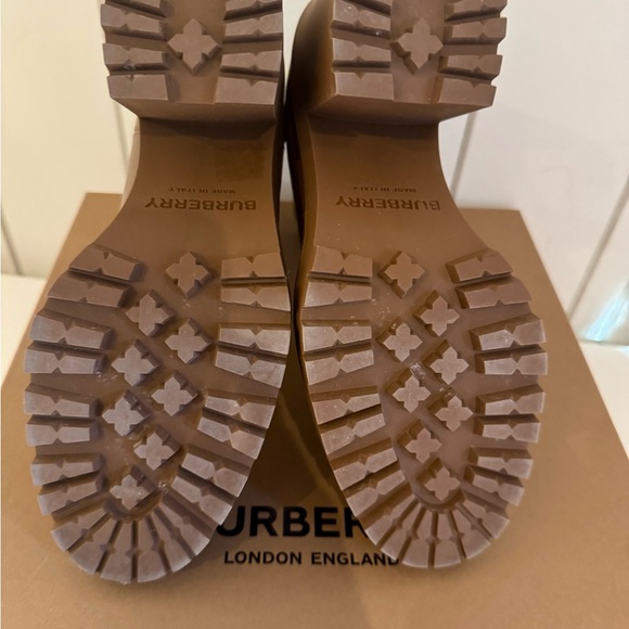 NIB- Burberry Nova Check Leather Chelsea Boots - Picture 10 of 14